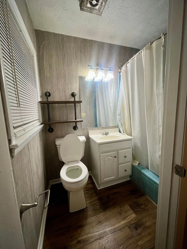 Building Photo - 3 Bed/2 Bath Home