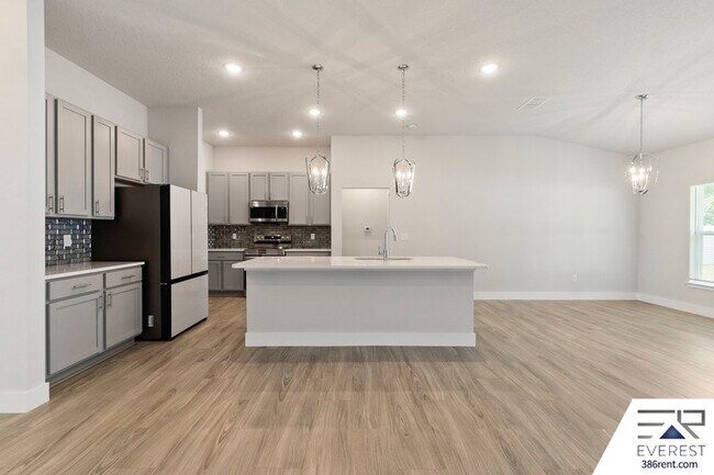 Building Photo - 8 Longview Ln