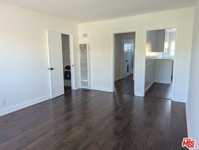 Building Photo - 4777 San Vicente Blvd
