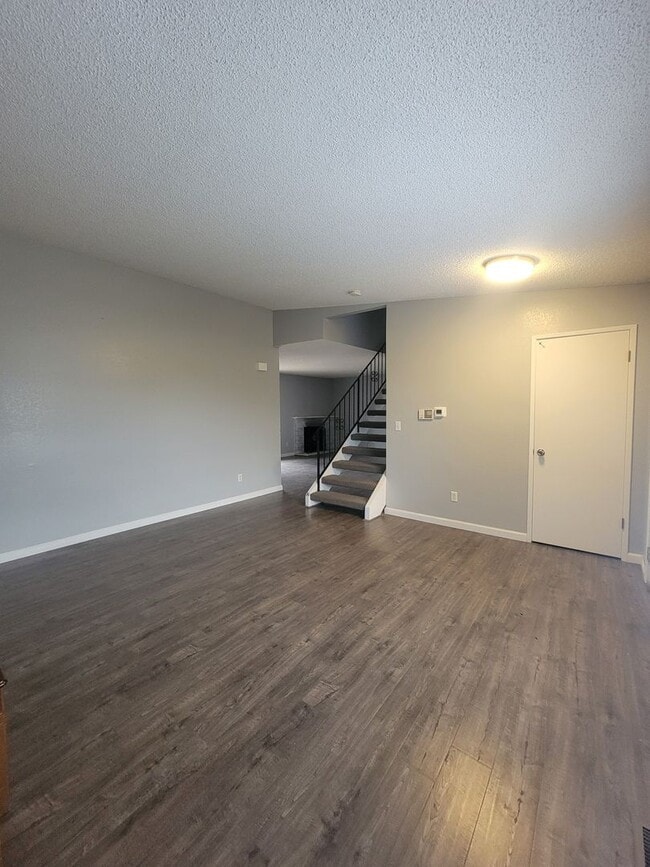 Building Photo - 3 Bedroom 2.5 Bath Corner Lot