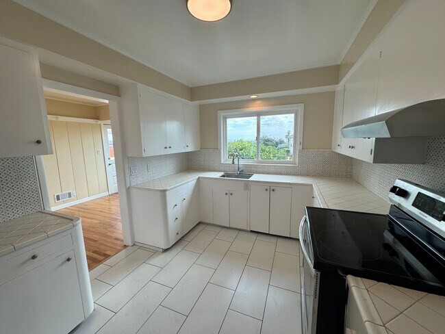 Building Photo - Hillside Ventura Home- Gorgeous Ocean View!!