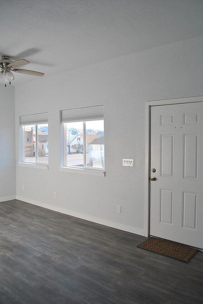 Building Photo - 202 1/2 Cedar