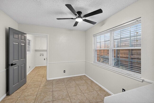 Building Photo - 2821 Metz Dr