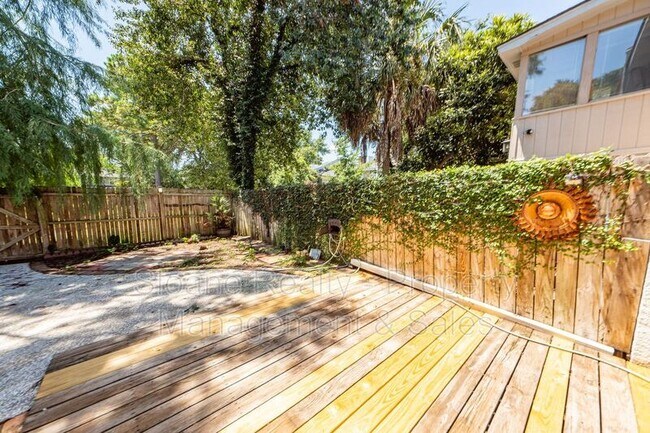 Building Photo - 11 Poets Corner