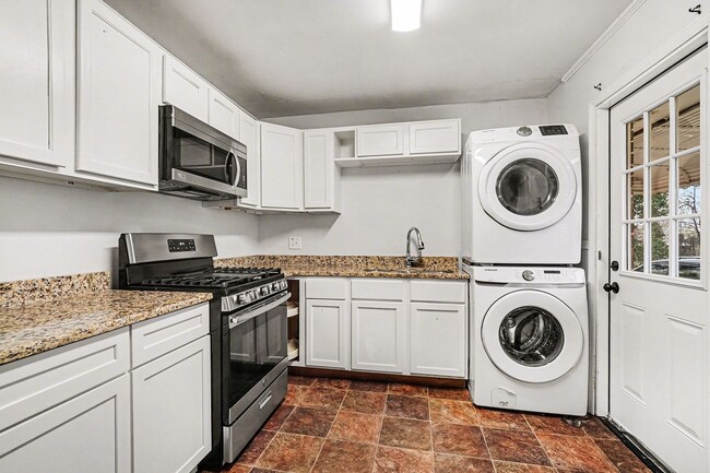 Building Photo - Nice 2BR/1BA Duplex in East Point!