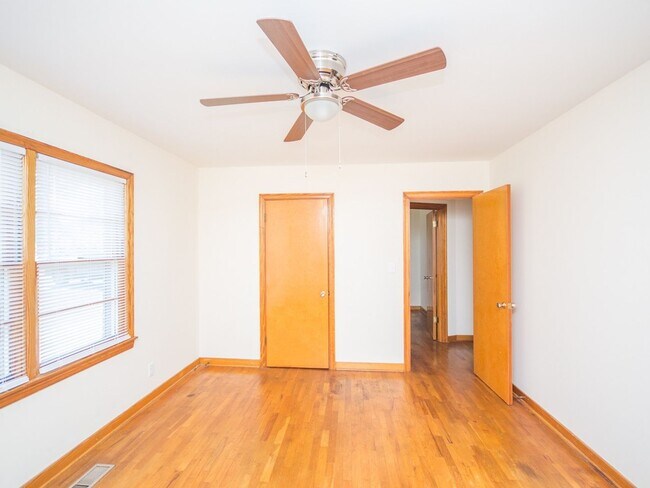 Building Photo - 707 Hine St N