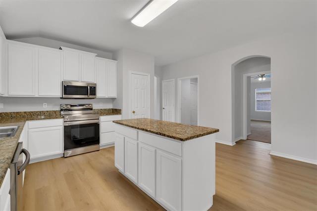 Building Photo - 712 Riverhead Dr