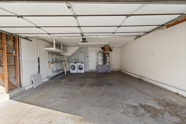 Building Photo - 3 Bedroom Townhome: Prime Location with Pool, Clubhouse and More!