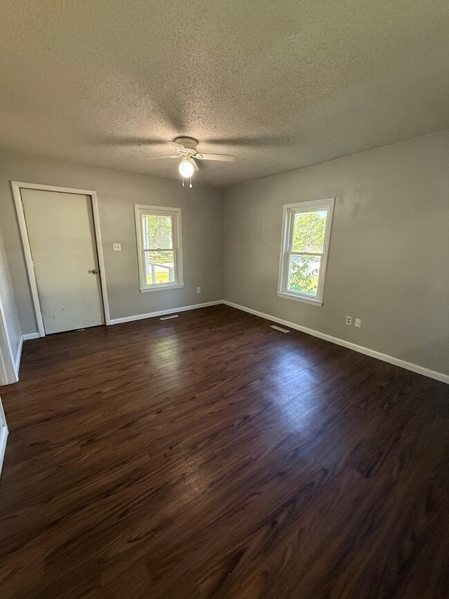 Building Photo - Spacious 2 bedroom 1 bathroom duplex Available NOW!!!