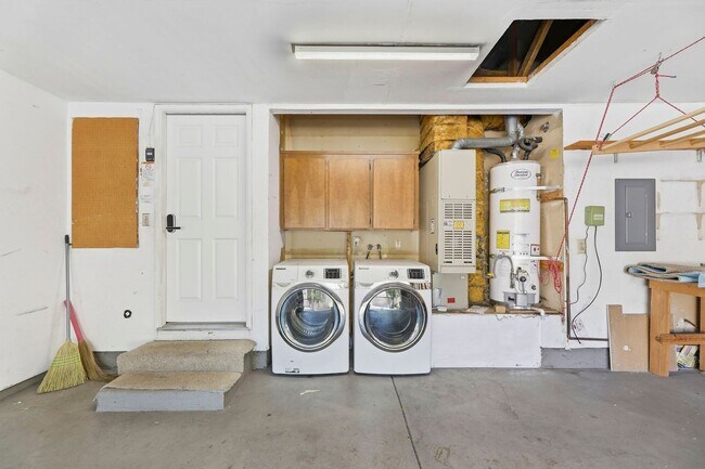 Building Photo - 2071 Holly Branch Ct