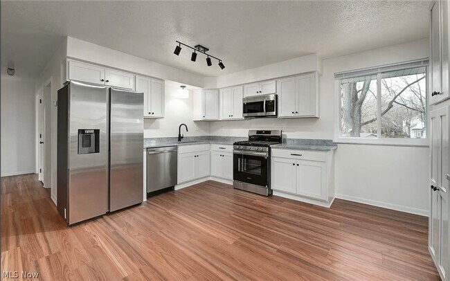 Building Photo - 2920 Northglen Dr