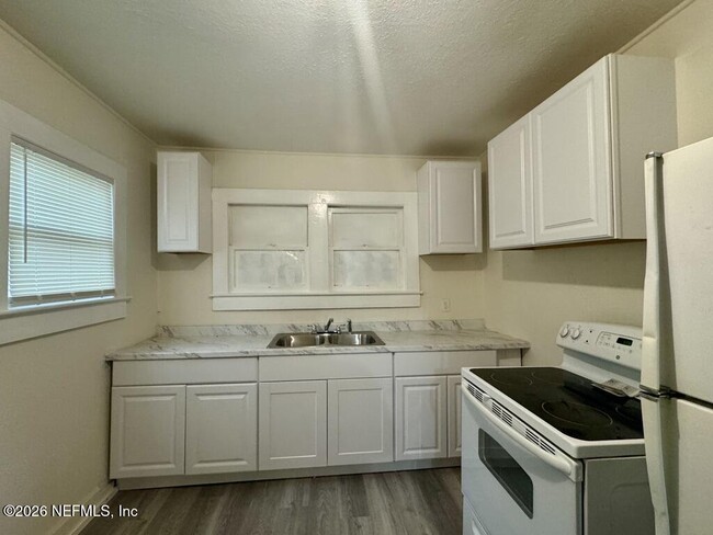 Building Photo - 5420 Leaming Ave