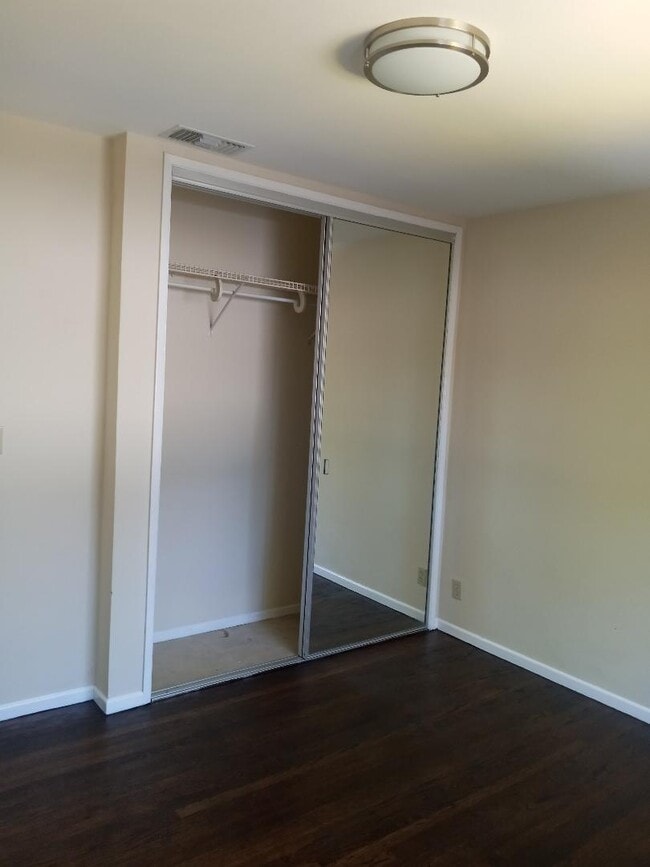 Building Photo - 822 E Sacramento St