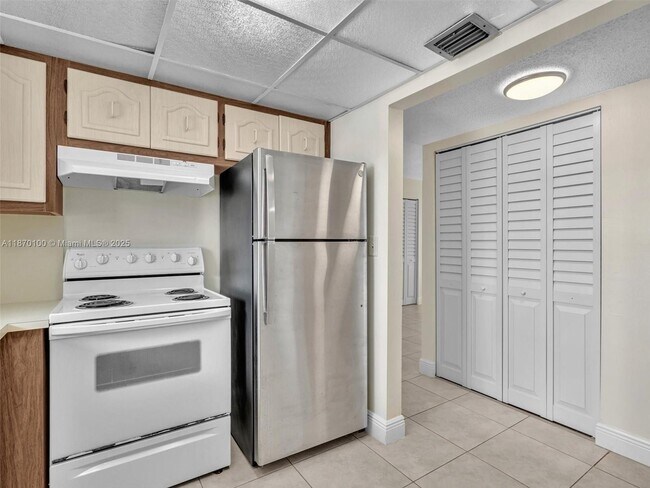 Building Photo - 9367 Fontainebleau Blvd