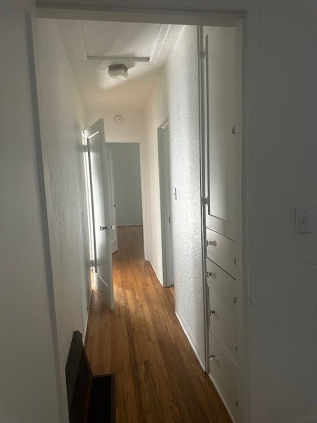 Building Photo - Desirable Westside Home!