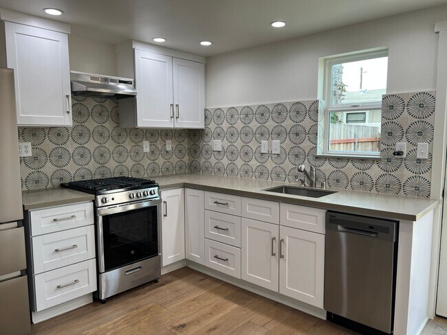 Building Photo - Midtown Ventura Charmer!