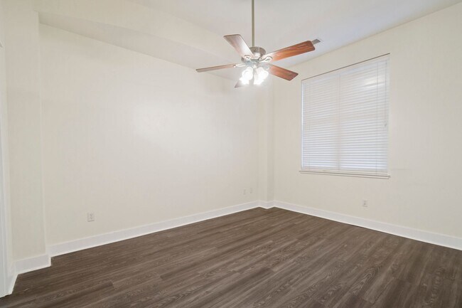 Building Photo - Modern 1BR/1BA in First Ward – Walk to Parks, Dining & Entertainment