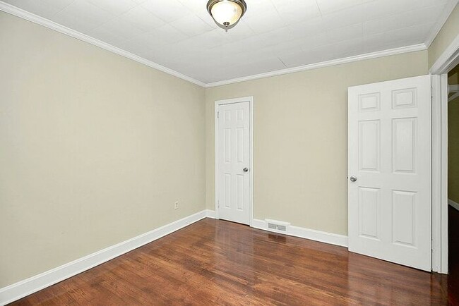 Building Photo - Charming 2BD/1BA Duplex