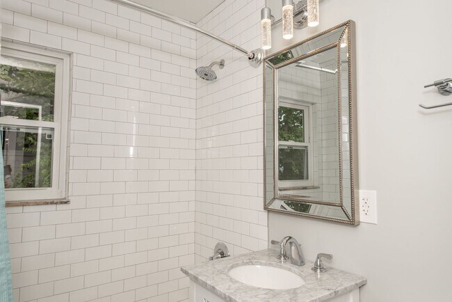 Building Photo - NEWLY RENOVATED 2BDRM TOWNHOMES