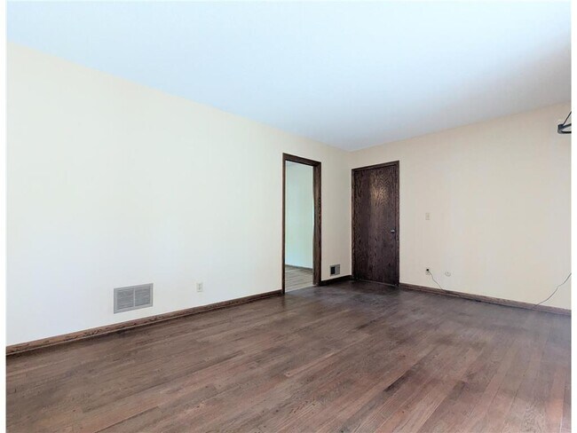 Building Photo - 6065 Oakwood Rd