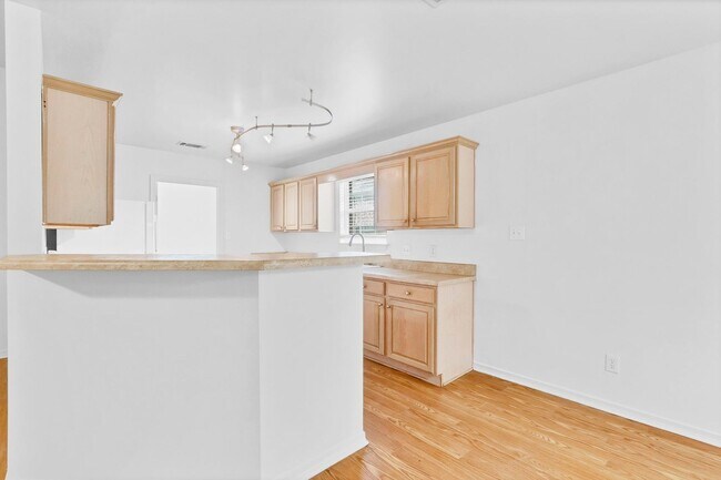 Building Photo - 4/2 in Stratford Glen Subdivision