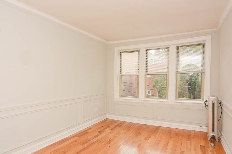 Building Photo - 516 W Surf St