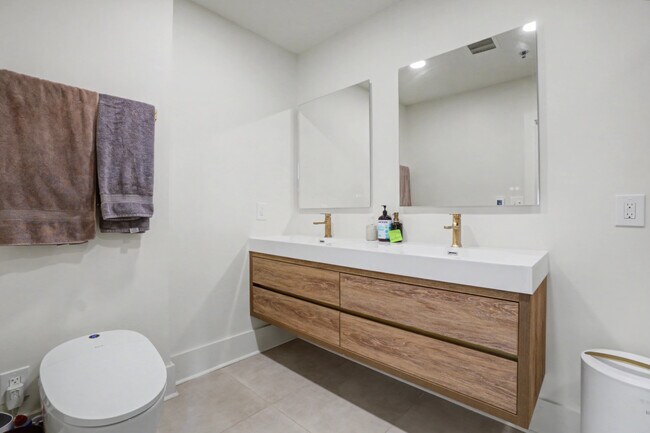 Building Photo - Downtown Atlanta Luxury Condo