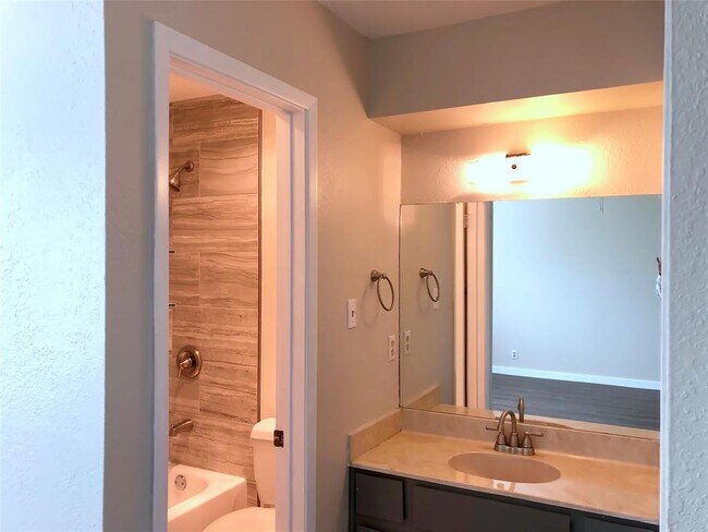 Building Photo - 1915 Magazine St