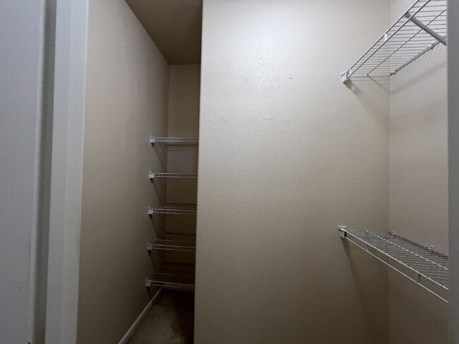 Building Photo - "Spacious 4-Bedroom Haven in Merced with 3 Full Baths & Elegant Granite Countertops!"