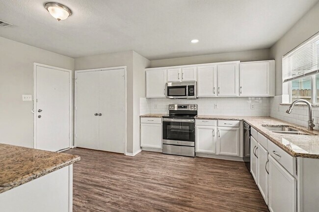 Building Photo - 1733 Vineridge Ln
