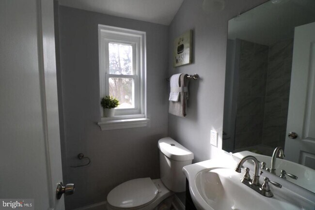 Building Photo - 702 71st Ave