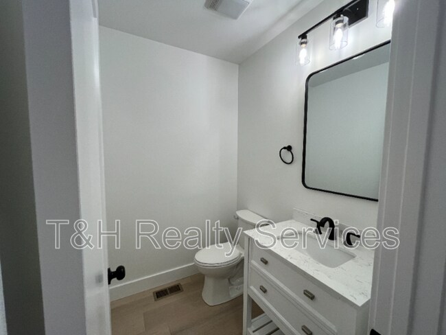 Building Photo - 930 Woodlawn Ave