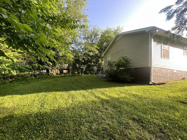 Building Photo - 321 Rossview Rd