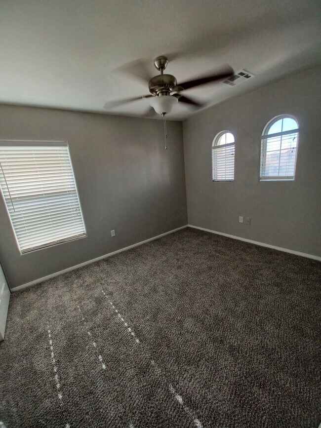 Building Photo - Spacious Tri-Level Home with 4 Bedrooms & ...