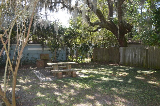 Building Photo - 8025 Oakwood St