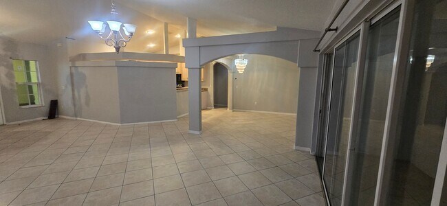 Building Photo - Huge Three Bedroom- 2 bath + den, 2 car ga...