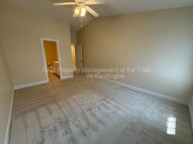 Building Photo - 103 Southlake Ct