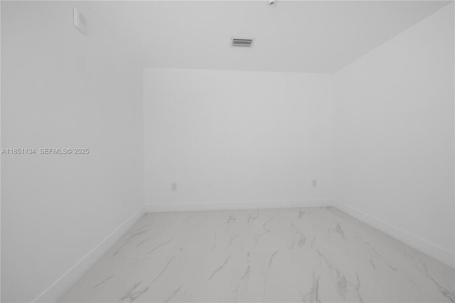 Building Photo - 700 NE 24th St