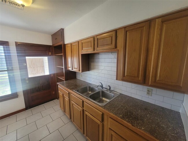 Building Photo - 111 Tarpon Ave