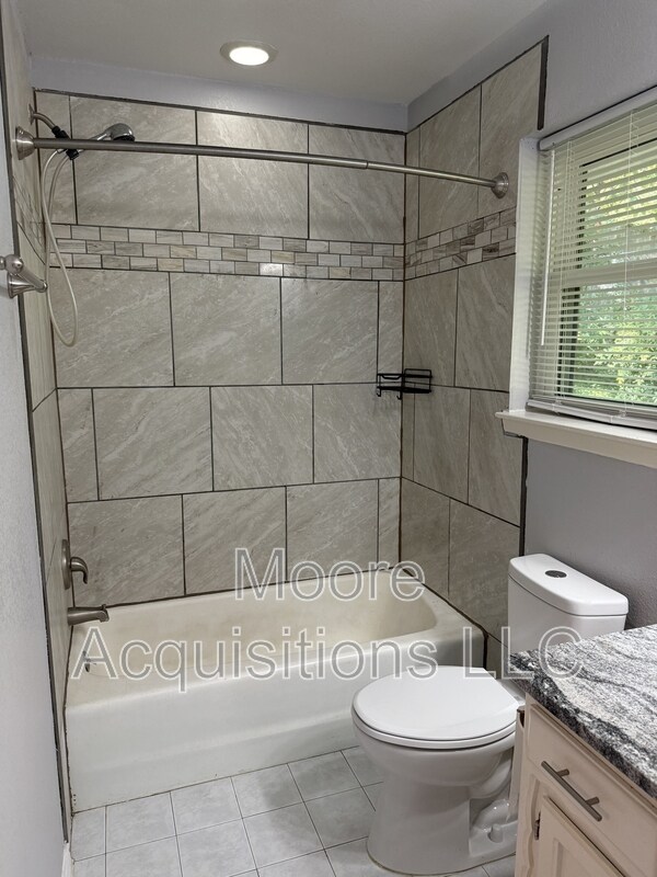 Building Photo - 3601 Oakwood Dr