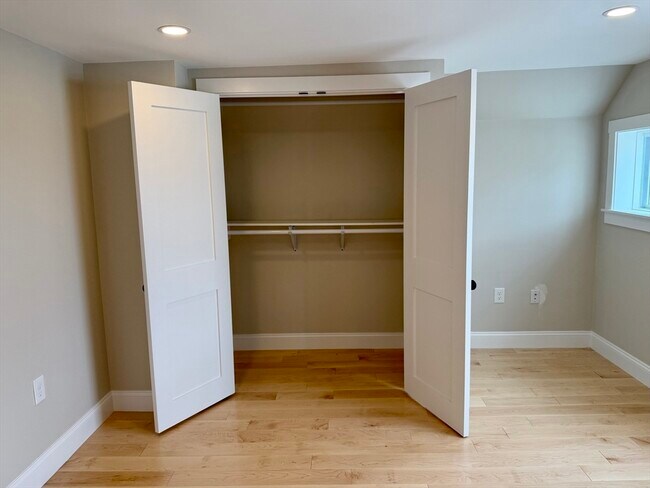 Building Photo - 15 River St