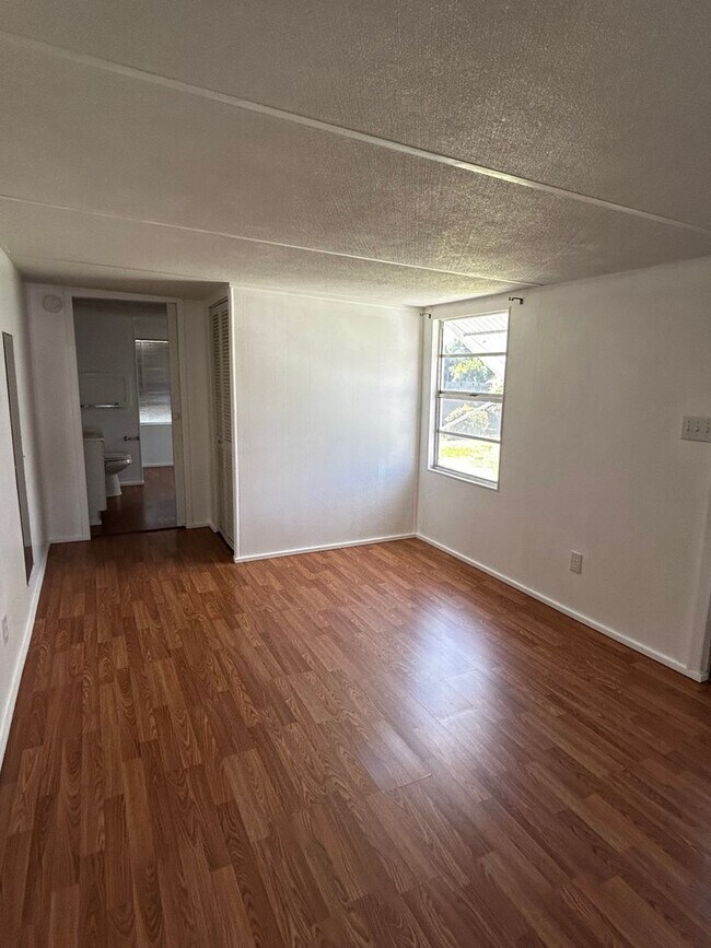 Building Photo - 2 Bedroom Home with a den - Loads of ameni...