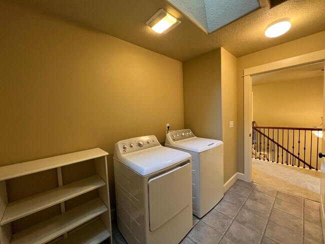 Building Photo - Spacious 3 Bedroom Home in Hood River
