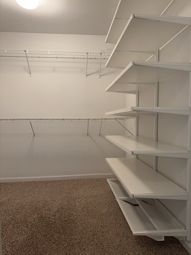 Building Photo - 552 Fairfax Ln