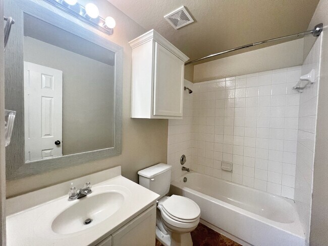 Building Photo - Prime Avery Park Location – Easy Access to...