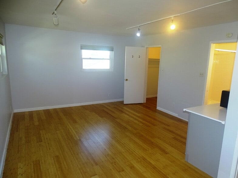 Room for Rent - 6104 Lockhurst Dr