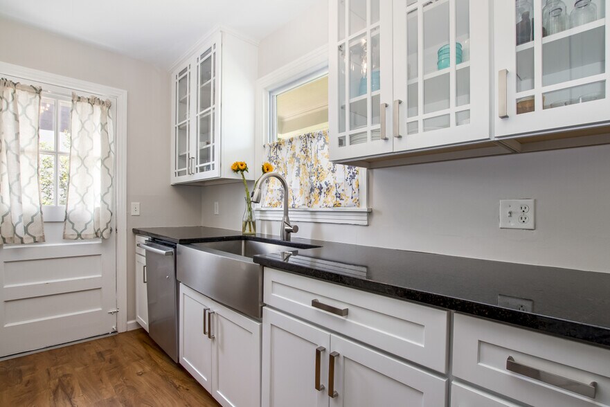 Building Photo - 2158 Brookview Dr