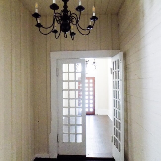 Building Photo - 404 S Lasalle St