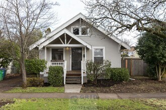 Building Photo - 2 Bedroom Craftsman Home Available - Southeast Portland!