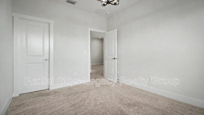 Building Photo - 409 Crestview Dr